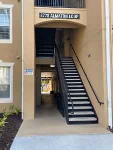 una scala che conduce a un edificio con ansicsnsicsnsicsnsicsnsicsnsicsnsics di Family Friendly II a Orlando