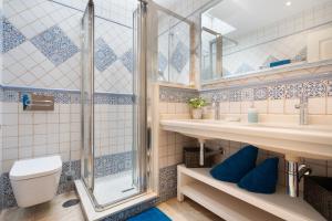 e bagno con doccia, servizi igienici e lavandino. di Casa Kentia a Caleta De Fuste Altre 23 foto