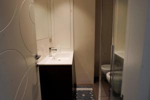 Un baño con un lavabo blanco y un inodoro. en movida beach, en Bari 30 fotos más