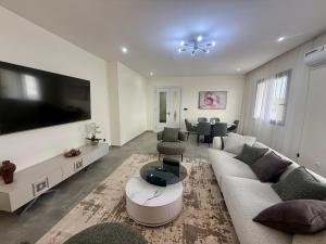 Μια τηλεόραση ή/και κέντρο ψυχαγωγίας στο Sublime appartement avec Piscine, 2 chambres au Point E, Dakar