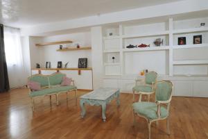 Habitación con sillas, mesa y estanterías en movida beach, en Bari