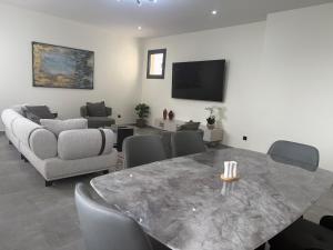 Μια τηλεόραση ή/και κέντρο ψυχαγωγίας στο Sublime appartement avec Piscine, 2 chambres au Point E, Dakar