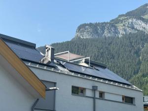 dach budynku z górą w tle w obiekcie Urban Alpine Penthouse with Lake View w mieście Maurach