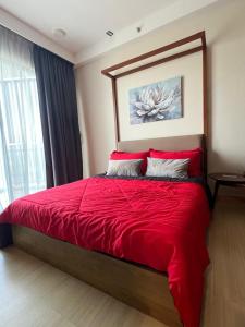 Postel nebo postele na pokoji v ubytování Timur Bay Seafront Kuantan by Ar-Raudhah Suites
