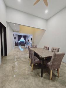 a dining room with a table and chairs at Gold Plus Homestay 5970 in Kuantan