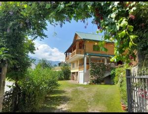 KravljaVila Omeragic的庭院景公寓