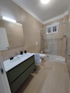 ジョヴィナッツォにあるVilla S Luciaの洗面台とシャワー付きのバスルーム