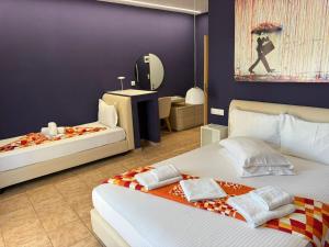 A bed or beds in a room at CALYPSO