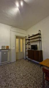 TV a/nebo společenská místnost v ubytování Appartamento Centro Storico-Piazza Genova-parking free close