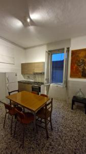eine Küche mit Tisch und Stühlen in einem Zimmer in der Unterkunft 120m2-INTERO-app-CENTRO-PiazzaGenova-Ospedale-parking free close in Alessandria