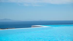 Bazén v ubytování Cavo Blue Villas nebo v jeho okolí