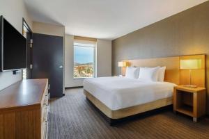 Postel nebo postele na pokoji v ubytování Hyatt Place Los Cabos