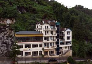 Nespecifikovaný výhled na hory nebo výhled na hory při pohledu z hotelu