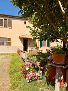a house with a bunch of flowers in the yard at Le Case Vacation Home in Casa Coldi Sasso +8 photos