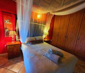 Postel nebo postele na pokoji v ubytování Kruger Dreams Lodge