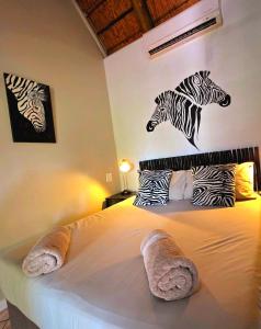 Postel nebo postele na pokoji v ubytování Kruger Dreams Lodge