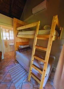 Palanda nebo palandy na pokoji v ubytování Kruger Dreams Lodge