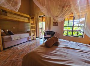 Postel nebo postele na pokoji v ubytování Kruger Dreams Lodge