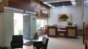 an office with a waiting room with chairs and a desk at Hotel Urban Express in Villahermosa
