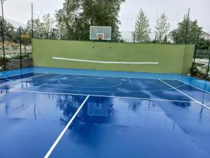 Tenis a/nebo squash v ubytování Kuća u selu sa bilijar salom za aktivan odmor nebo okolí