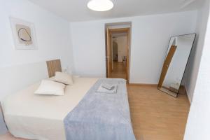 En eller flere senge i et værelse på Bonito Apartamento Paterna 2 Dormitorios