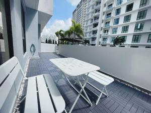 Balkón nebo terasa v ubytování Up to 6 Pax, Next to Paradigm mall JB with Big Patio & Pool Access