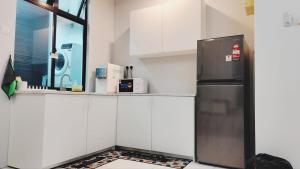 Kuchyň nebo kuchyňský kout v ubytování Up to 6 Pax, Next to Paradigm mall JB with Big Patio & Pool Access
