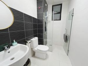 Koupelna v ubytování Up to 6 Pax, Next to Paradigm mall JB with Big Patio & Pool Access