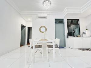 Fotografie z fotogalerie ubytování Up to 6 Pax, Next to Paradigm mall JB with Big Patio & Pool Access v destinaci Johor Bahru