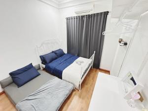 Postel nebo postele na pokoji v ubytování Up to 6 Pax, Next to Paradigm mall JB with Big Patio & Pool Access