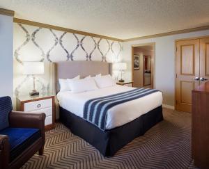 une chambre d'hôtel avec un lit et une chaise dans l'établissement Harrah's Kansas City Hotel & Casino, à Kansas City