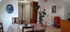 ein Esszimmer mit einem Tisch, Stühlen und einer Pflanze in der Unterkunft Appartement privatif étage maison - 2 chambres - 5 couchages - Jardin in Chavagnes-en-Paillers