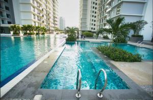 Bazén v ubytování Up to 6 Pax, Next to Paradigm mall JB with Big Patio & Pool Access nebo v jeho okolí