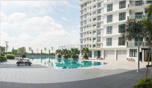 Bazén v ubytování Up to 6 Pax, Next to Paradigm mall JB with Big Patio & Pool Access nebo v jeho okolí