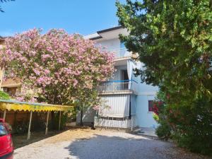 グラードにあるCasa Oleandroの白い建物(バルコニー付)