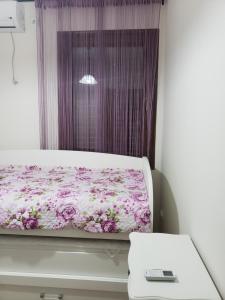a bed in a room with a window at Первая аренда уютного дома для летнего отдыха in Kravlja