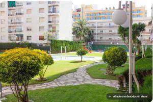 マルグラット・デ・マルにあるLuisaの木々と建物のある都市公園