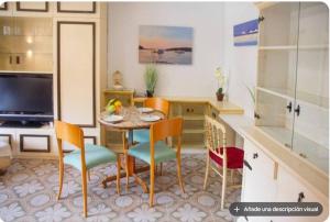 マルグラット・デ・マルにあるLuisaの部屋にテーブルと椅子のあるキッチン