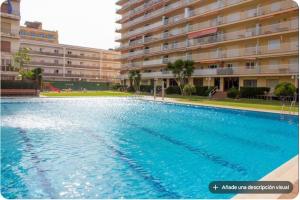 マルグラット・デ・マルにあるLuisaの大きな建物の前の大きなスイミングプール