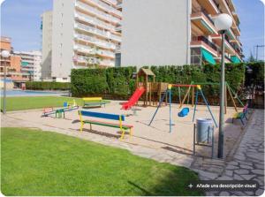 マルグラット・デ・マルにあるLuisaの公園内の遊び場