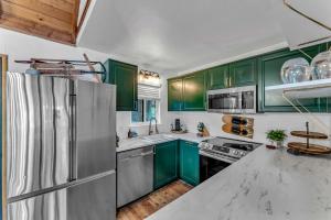 Dapur atau dapur kecil di The Rigi Chalet HOA Beach Access Close to town