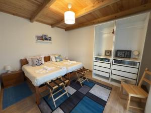 a room with a bed and a desk in it at Casa do Branco in Faja Grande
