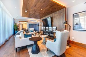 Una sala de estar con un sofá y sillas y una mesa. en Pioche Village #1238, en Park City