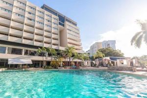una gran piscina frente a un edificio en Dominican Fiesta Hotel, en Santo Domingo