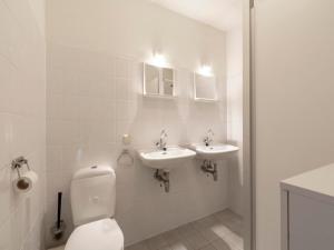 Koupelna v ubytování Apartment in Callantsoog near Beach Entrance + 9 fotografií
