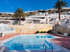 ein großes Schwimmbad vor einem Gebäude in der Unterkunft Villa Nautica Puerto Rico by Alquiler de Súeño in Puerto Rico de Gran Canaria + 47 Fotos