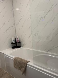 Ένα μπάνιο στο 11 York House apartment