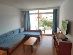 A television and/or entertainment centre at Apartamentos Martha's