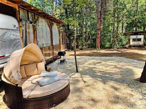 切尔诺莫雷茨Каравана Coco Bongo的房车前的藤椅