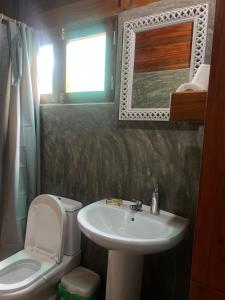SantʼAnaにあるCasa Cantagalo - Guest House & Bar Restaurantのトイレと洗面台のある小さなバスルーム